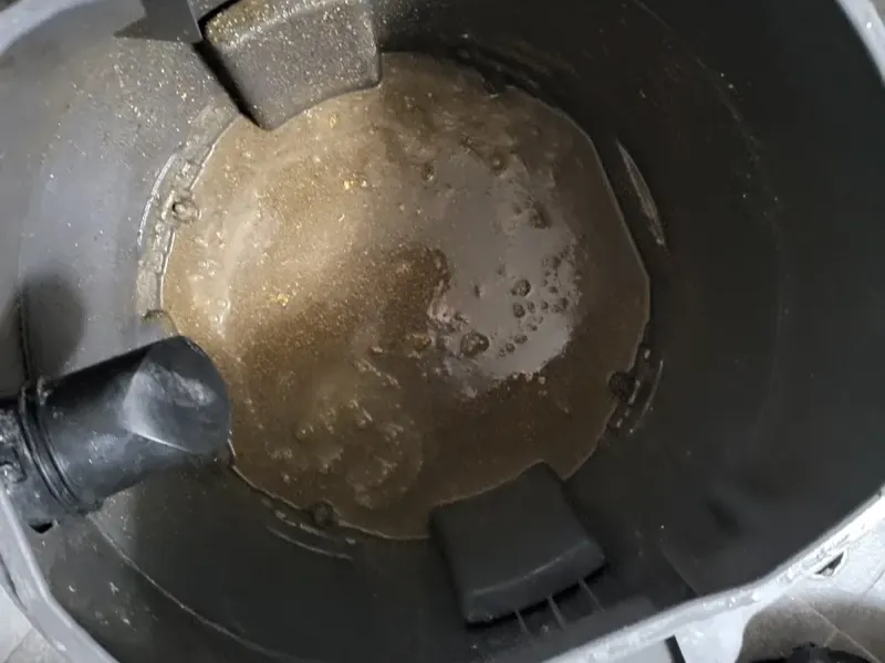 금산 석션 장비 통에 빨려 나온 오수와 찌꺼기