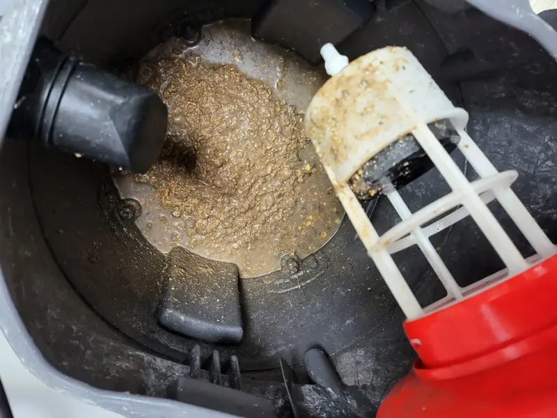 금산 석션 통 안에 모인 음식물 찌꺼기